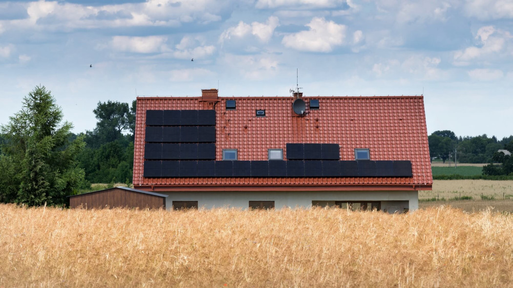 Fotowoltaika: jak obniżyć za wysokie napięcie w sieci? Przyczyny i rozwiązania problemów z wyłączeniem instalacji PV