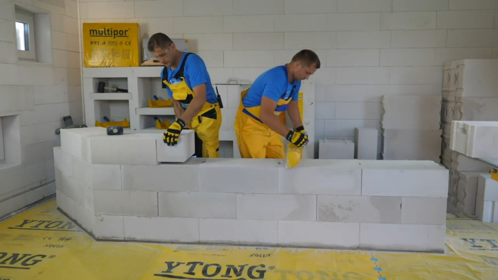 Rozprowadzenie cienkowarstwowej zaprawy klejowej na bloczkach z betonu komórkowego Ytong