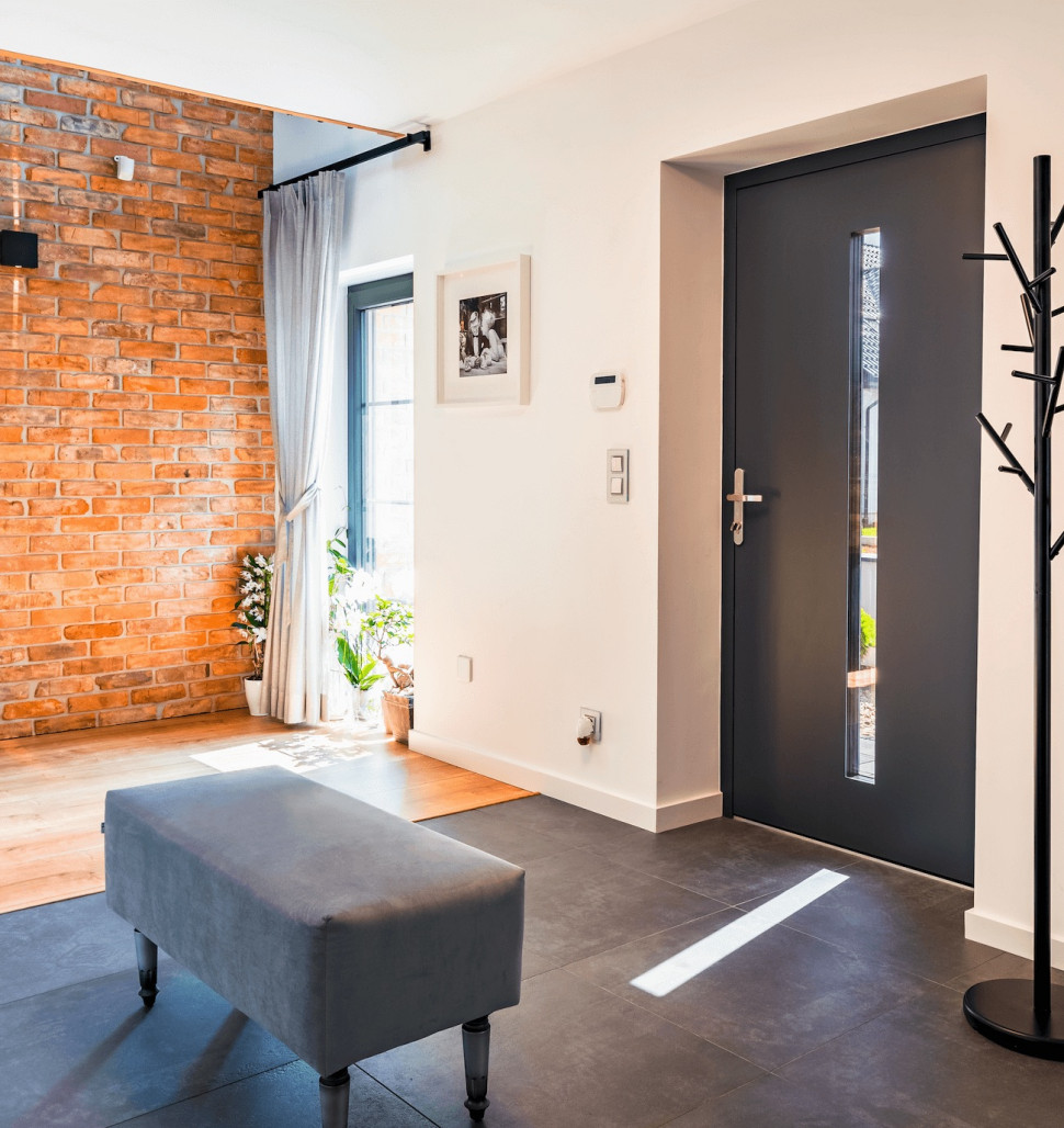 Szare drzwi wejściowe 