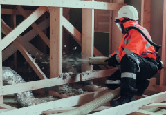 Ocieplenie stropu nad ostatnią kondygnacją – prosty sposób na niższe rachunki