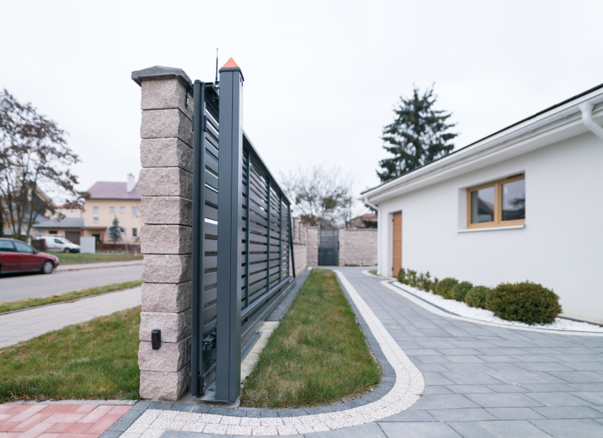 W okresie jesiennym zaleca się sprawdzenie stanu technicznego mechanizmów bram wjazdowych i furtek.