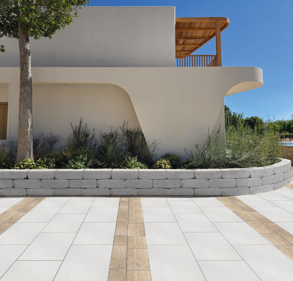 Niskie murki otaczają taras wyłożony płytami tarasowymi Gigante i Old Wood