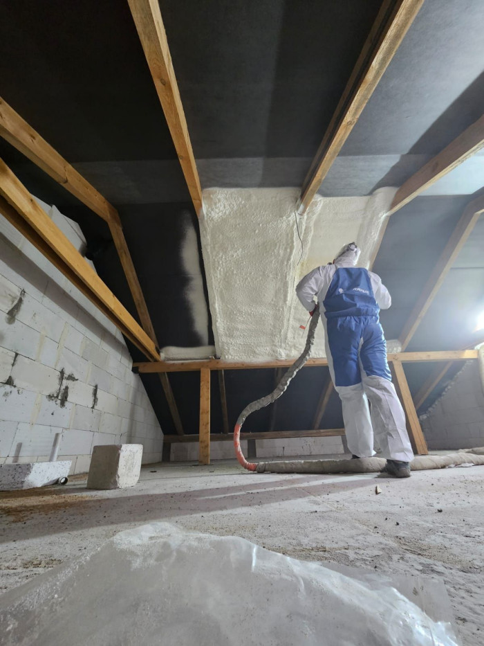 Izolacja poddasza - natrysk pianką poliuretanową
