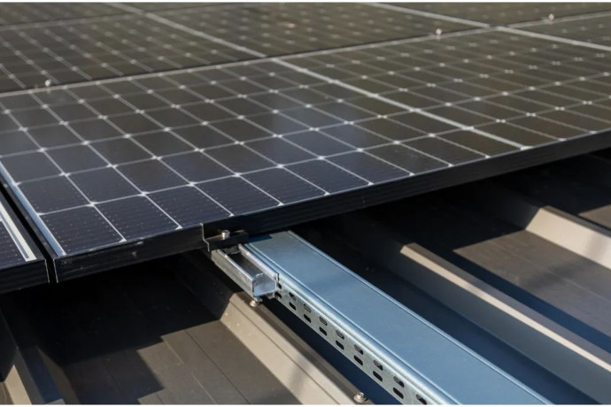 Jak zamontować fotowoltaikę na dachu z blachy trapezowej?