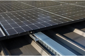 Jak zamontować fotowoltaikę na dachu z blachy trapezowej?