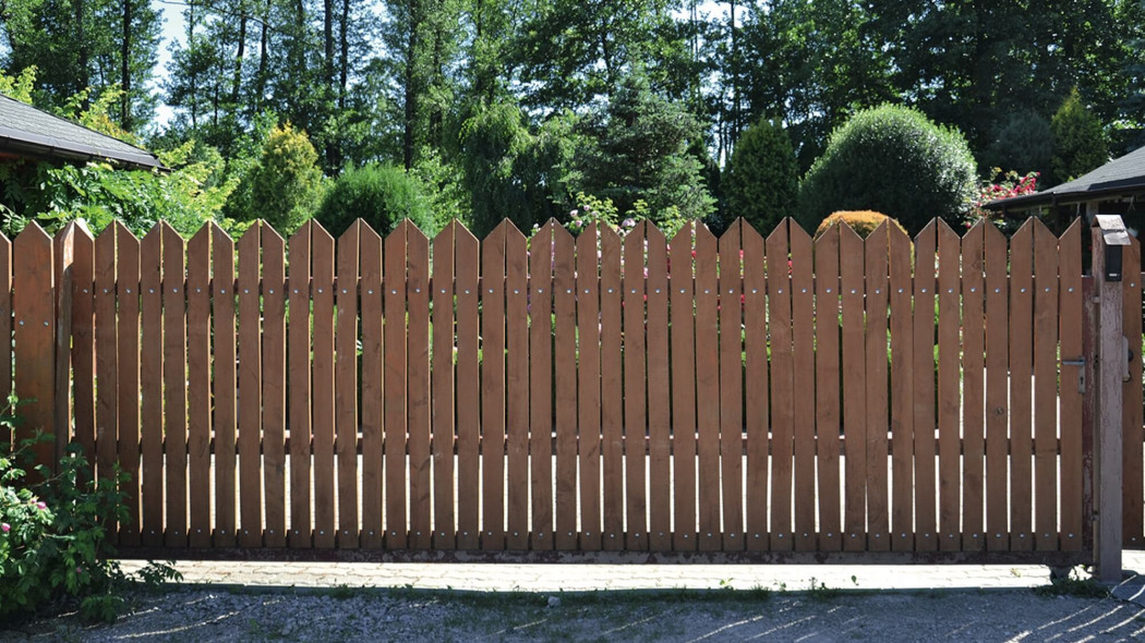 Jak odnowić ogrodzenie metalowe, drewniane lub murowane? 3 dobre i szybkie sposoby