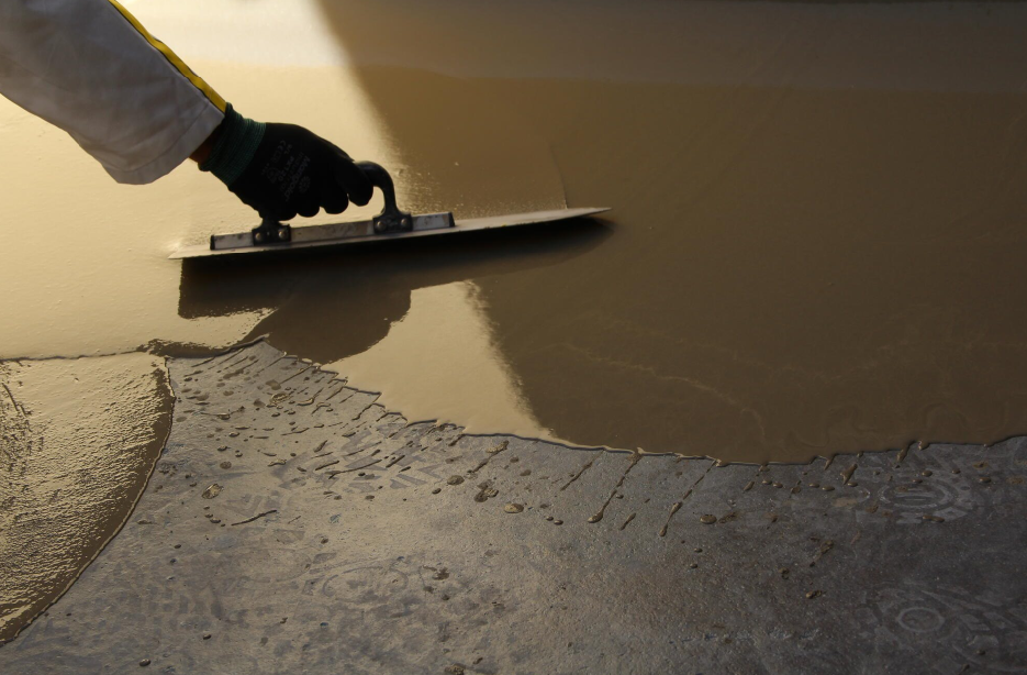 Do wyrównania i wygładzenia powierzchni podkładów podłogowych warto zastosować masy szpachlowe, które mają właściwości samorozpływne i samopoziomujące.