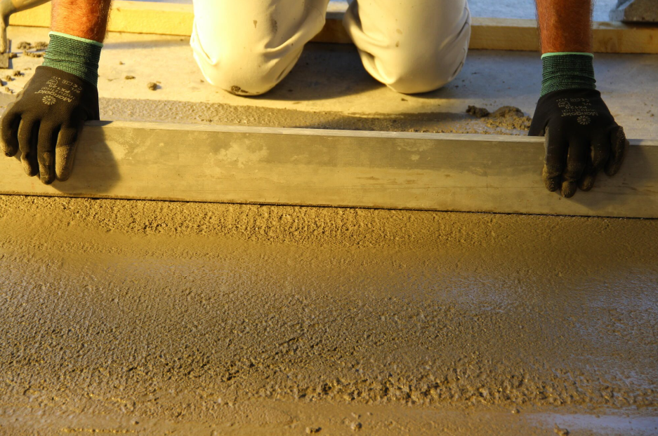 Wybierając podkład podłogowy lub masę wyrównawczą samorozpływną, zawsze trzeba wziąć pod uwagę to, jaka nawierzchnia zostanie na nim położona.