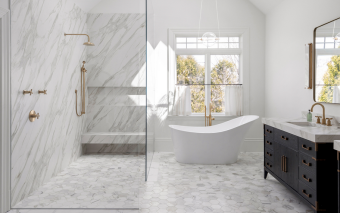 Biała łazienka - jak stworzyć stylowe i funkcjonalne wnętrze? Praktyczne porady i inspiracje