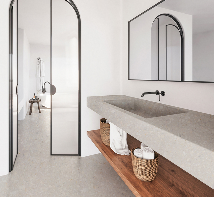 Zestawienie bieli z odcieniami szarości tworzy harmonijne, wyrafinowane wnętrze.