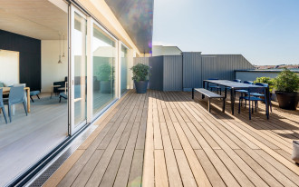 Ciężkie okna i drzwi przesuwne - jaki materiał wybrać do ich konstrukcji?