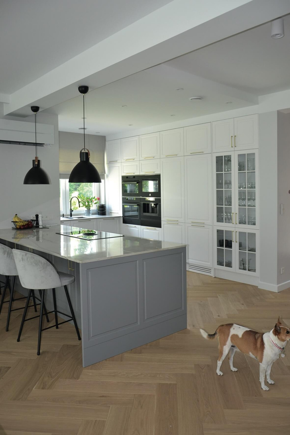 oświetlenie nad półwyspem w kuchni