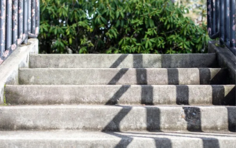 Jak skutecznie odnowić zewnętrzne schody betonowe?