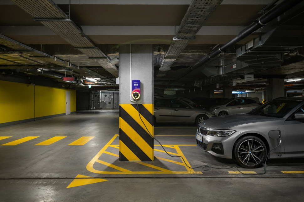 Stacja ładowania ChargeIn w garażu