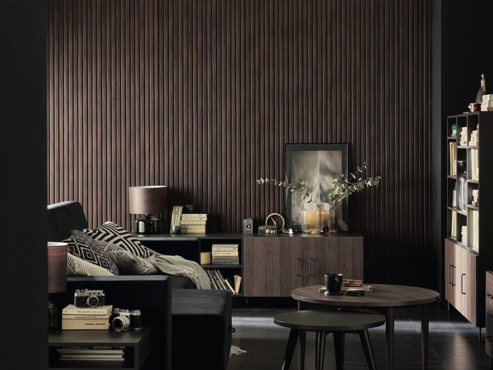 ciemne drewno jako dekoracja na ściany w salonie