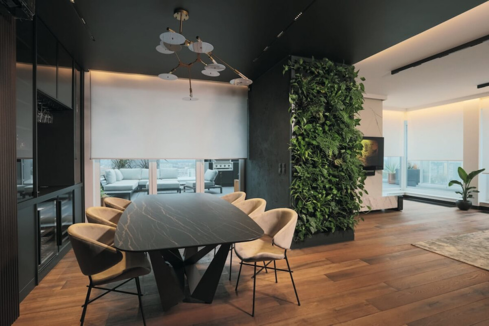 zielona dekoracja z roślin na ścianie