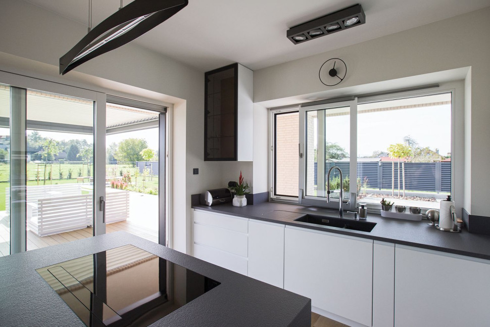 Okna pionowe FAKRO Innoview w domu w Nowym Sączu