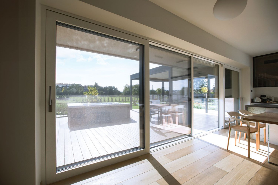 Tarasowe drzwi przesuwne HST SKY w schemacie K od FAKRO w domu w Nowym Sączu