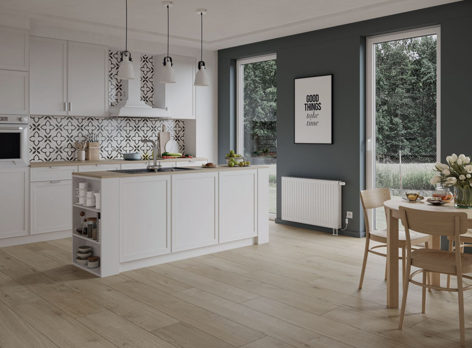 Instalacja ogrzewania podłogowego wyraźnie przekłada się na estetykę i funkcjonalność wnętrza, zwiększając możliwości rozplanowania przestrzeni