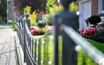 Jak wybrać idealne ogrodzenie dla swojej posesji? Poradnik dla właścicieli domów