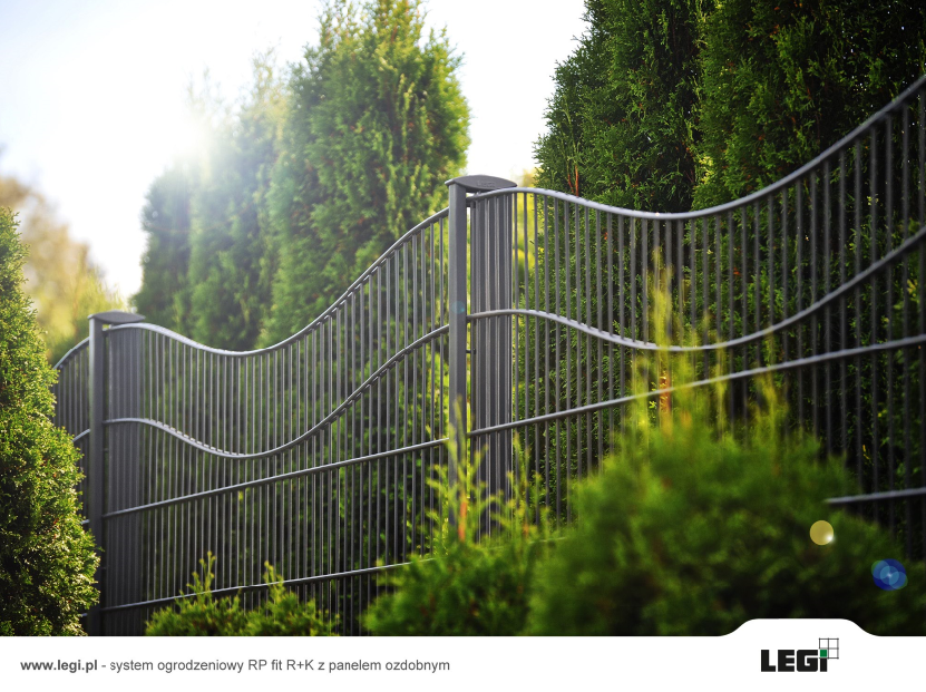 System ogrodzeniowy RP fit R+K z panelem ozdobnym.