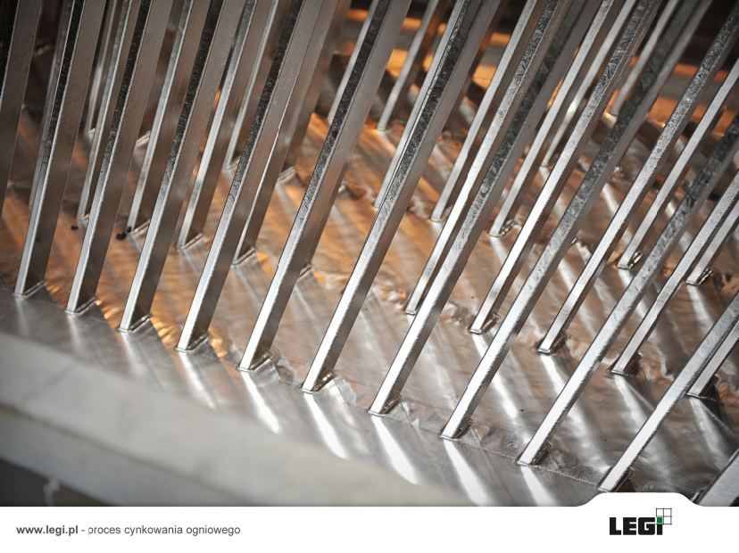 Proces cynkowania ogniowego.