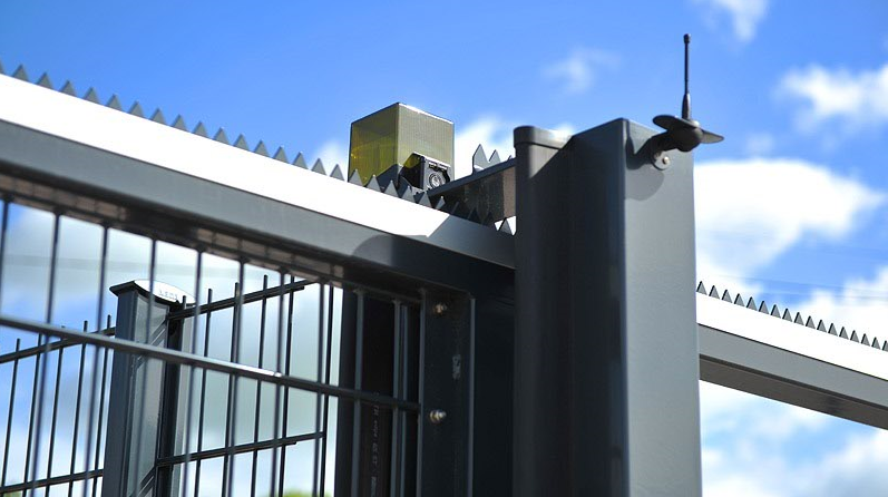 Brama Niro L spełnia wszystkie polskie i europejskie normy bezpieczeństwa.