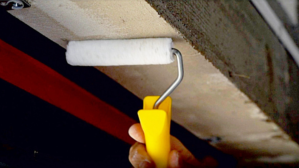 Gruntowanie glifów za pomocą wałka.