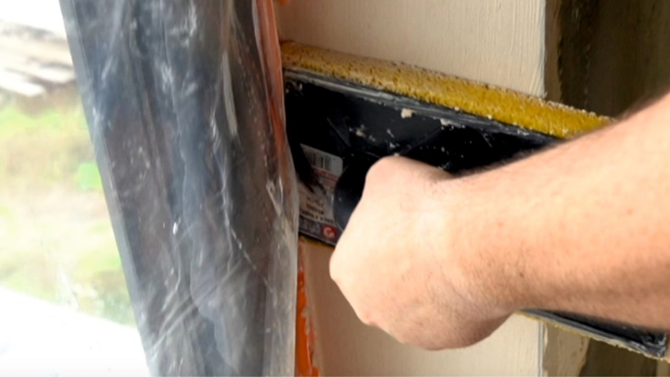 Wygładzanie glifów przy użyciu wilgotnej gąbki.