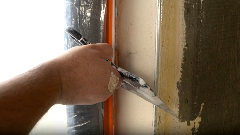 Nakładanie zaprawy na glify.