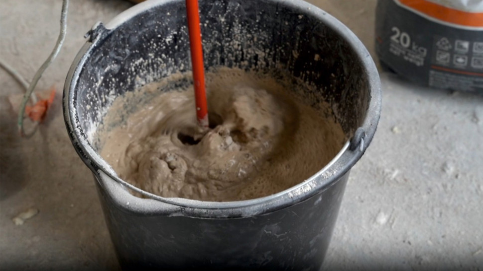 Rozrabianie tynku w wiadrze