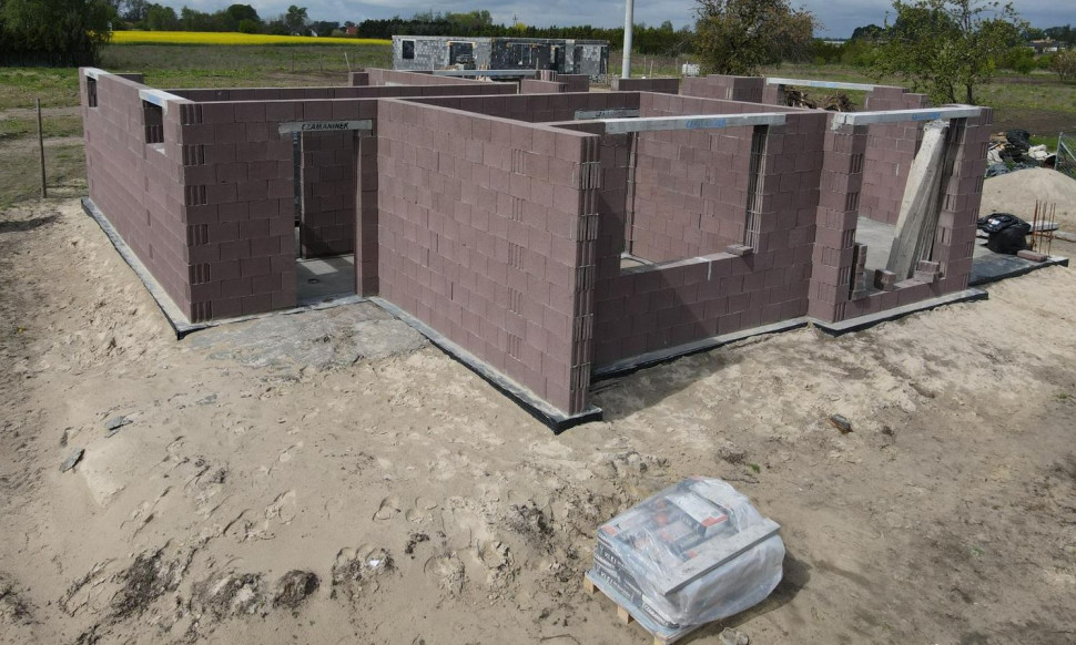 Dom budowany z bloczków keramzytu w systemie AKU