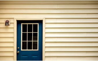 Izolacja drewnianego domu. Ten jeden błąd może zniszczyć Twoje ściany od środka!