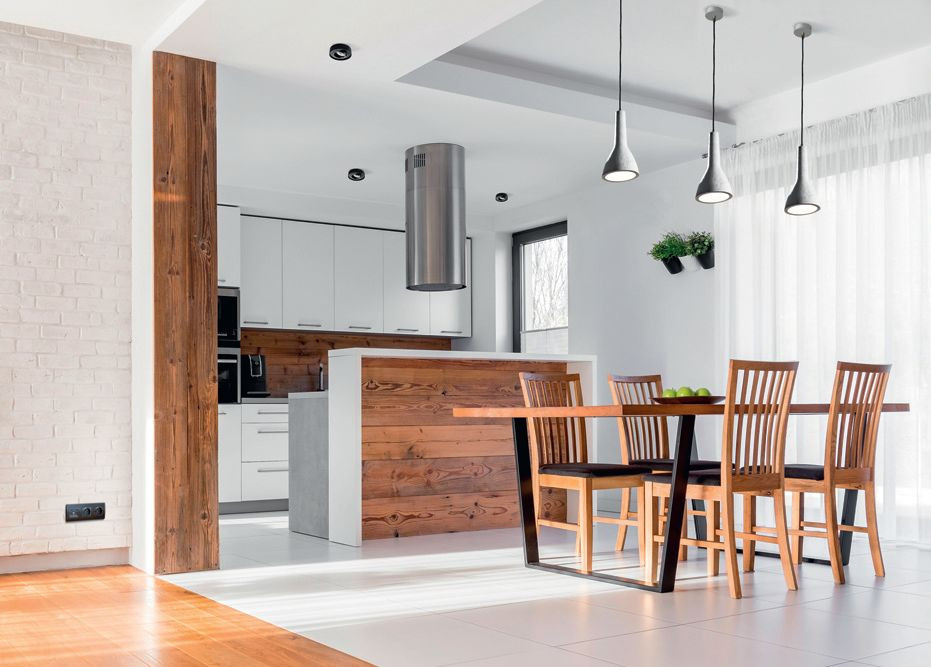 Lampa wisząca nad stołem w jadalni