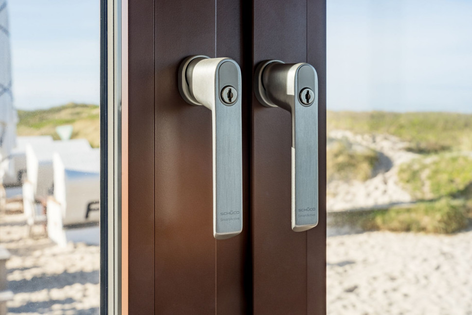 Trwałe aluminium gatunku Schüco ULC o ograniczonej zawartości CO2 zostało pokryte specjalną powłoką ochronną o zbliżonej do drewna kolorystyce Fot. Schüco