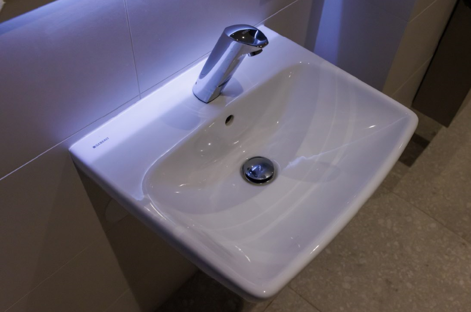 Umywalki marki Geberit.