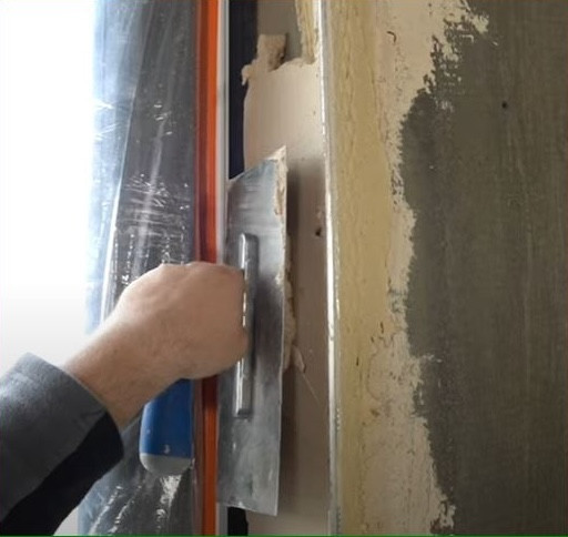 Nakładanie zaprawy na glify.