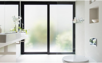 Folia na okno do łazienki – naturalne światło i prywatność