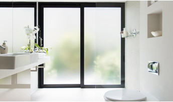 Drewniany taras stracił kolor po zimie? Sprawdź, jak go skutecznie odnowić