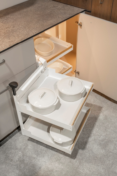 Kosz ARENA Style wykończony jest chromowanym płaskim relingiem i drewnianym dnem pokrytym powłoką antypoślizgową zapobiegającą przesuwaniu się produktów