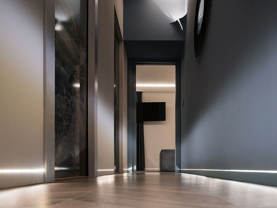 Taśmy LED zainstalowane w listwach przypodłogowych ECLISSE Battiscopa