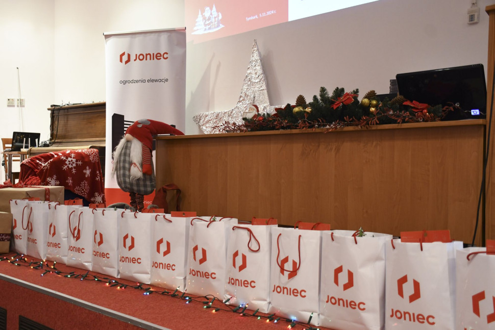 Laureaci, uczestnicy i opiekunowie zostali nagrodzeni dyplomami oraz upominkami