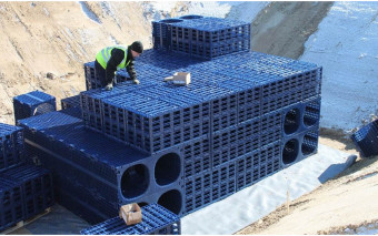 Zbiornik retencyjno-rozsączający: jak dobrać właściwą pojemność? Liczy się opad, grunt i czas opróżniania