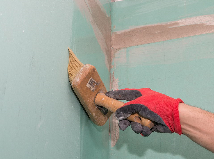 Gruntowanie ścian fot. WEBER