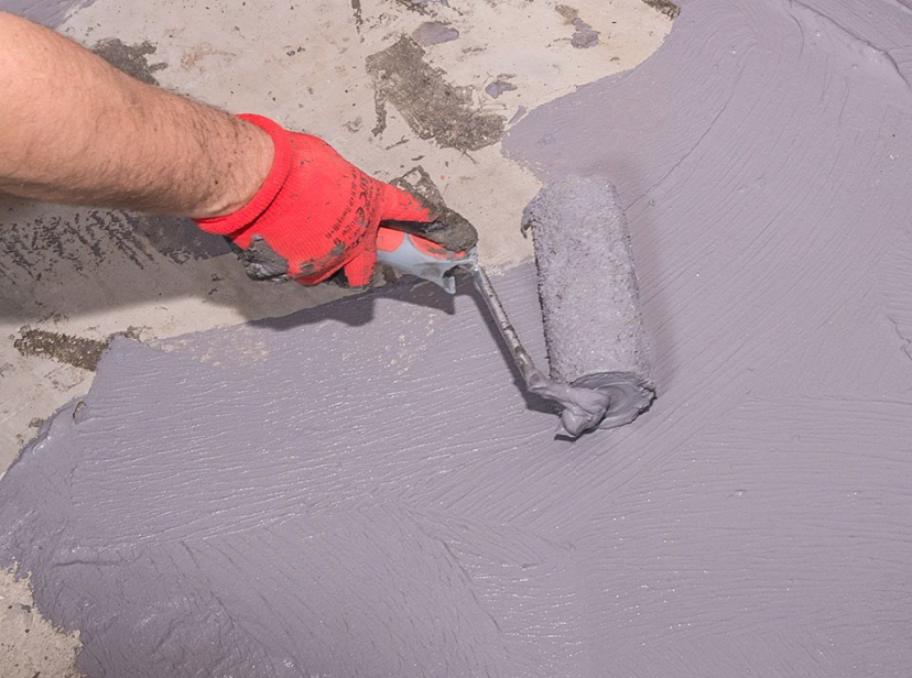 Hydroizolacja podpłytkowa mikrozaprawą uszczelniającą fot. WEBER