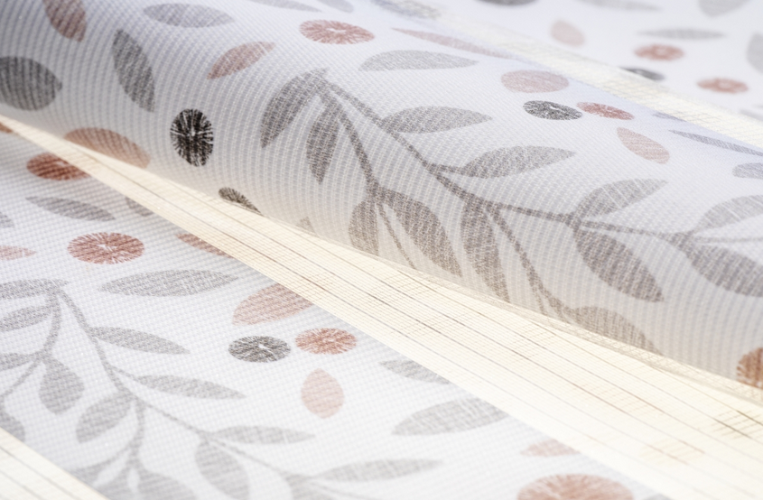 Miłośnicy natury znajdą tu coś dla siebie – roślinne wzory i tkaniny z dodatkiem lnu idealnie współgrają z aranżacjami inspirowanymi przyrodą.