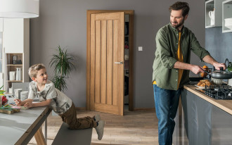 Montaż drzwi wewnętrznych: ile kosztuje wymiana drzwi i od czego zależy? Ceny 2024