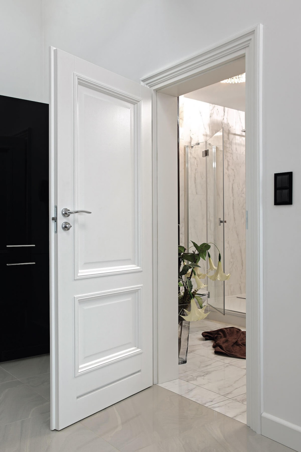białe drzwi wewnętrzne
