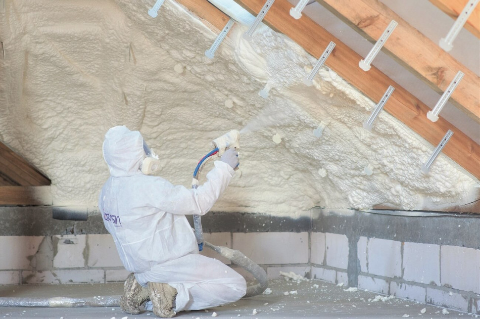 Ocieplanie dachu pianką