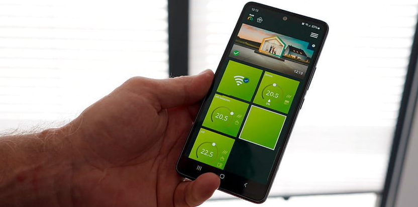 Za pośrednictwem systemu Unisenza Plus właściciel może łatwo kontrolować lub przyznać gościom dostęp do sterowania systemem ogrzewania.